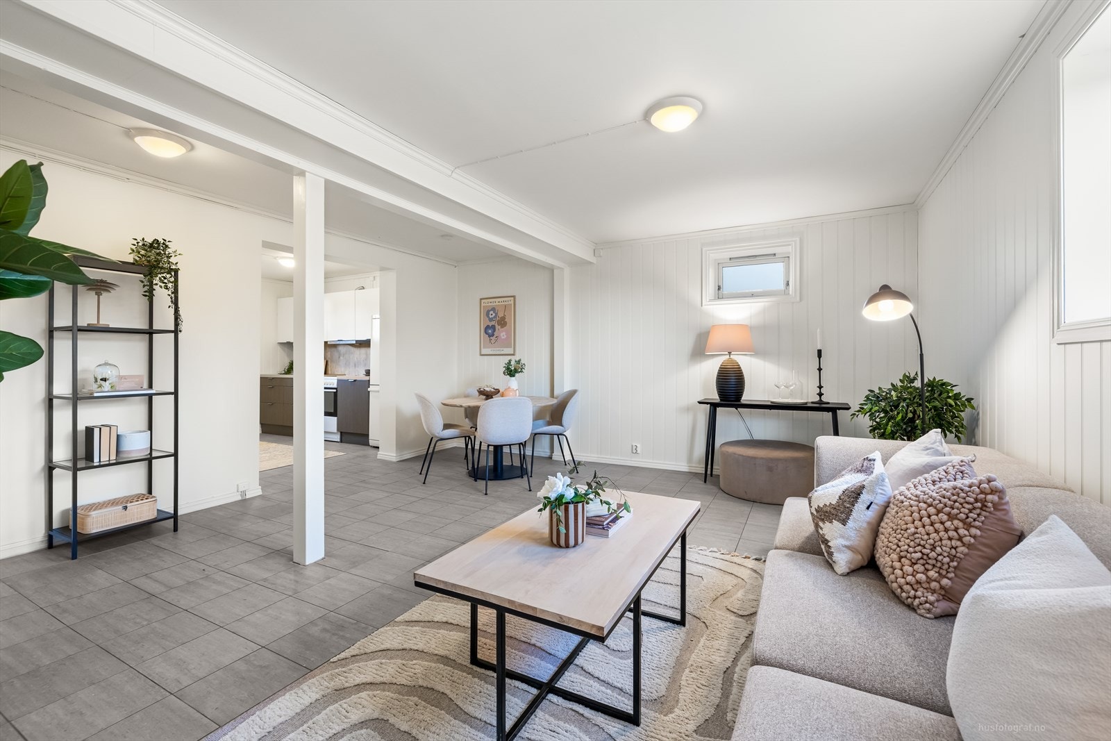 Her er det plass til sofa, tv og en hyggelig spisegruppe. Galleribilde