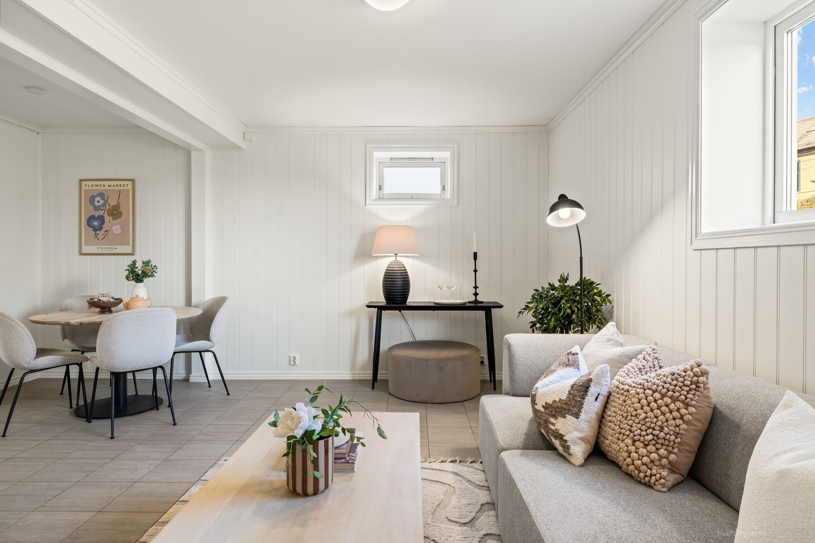 Rommet har flislagt gulv og tak med malte gipsplater. Galleribilde