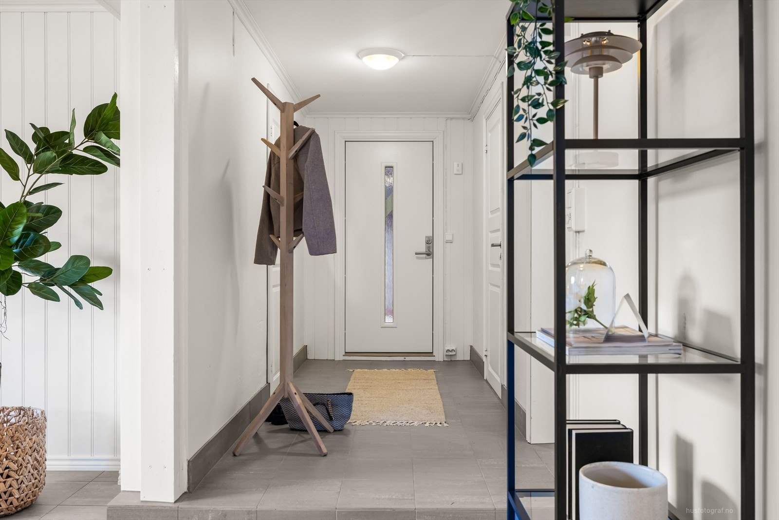 Fra gangen går man videre inn til kjøkkenet og hjertet av boligen, nemlig stuen. Galleribilde