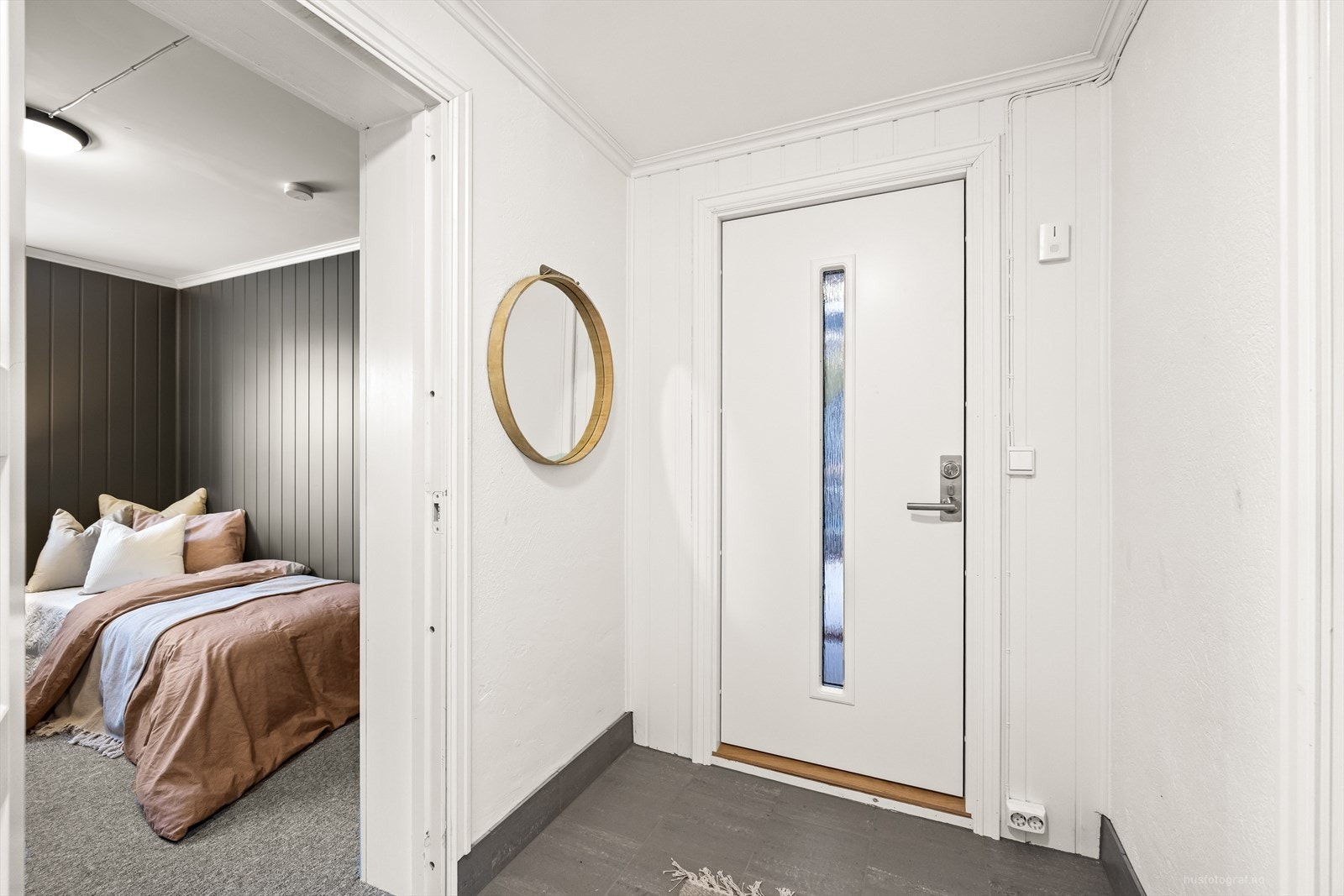 Velkommen inn til entréen med plass til oppheng av yttertøy og til å sette ifra seg sko. Galleribilde