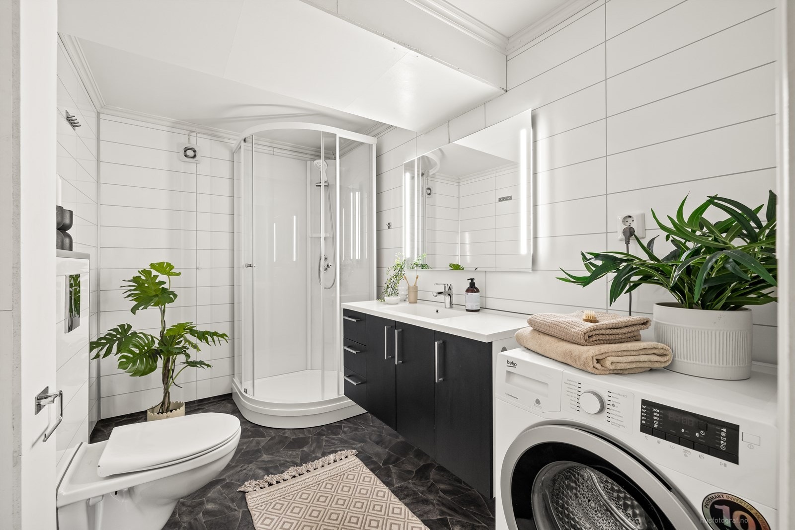 Badet har god oppbevaringsplass med en praktisk baderomsinnredning. Badet er utstyrt med toalett og dusjkabinett. Det er opplegg for vaskemaskin. Galleribilde