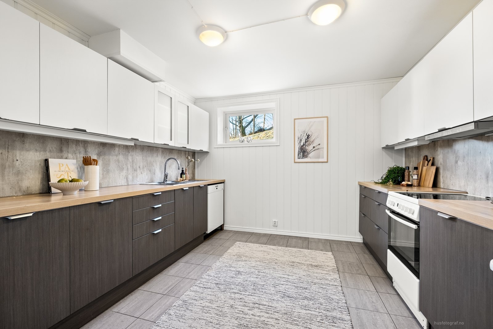 Kjøkkenet har glatte mørke fronter og laminat benkeplate. Galleribilde