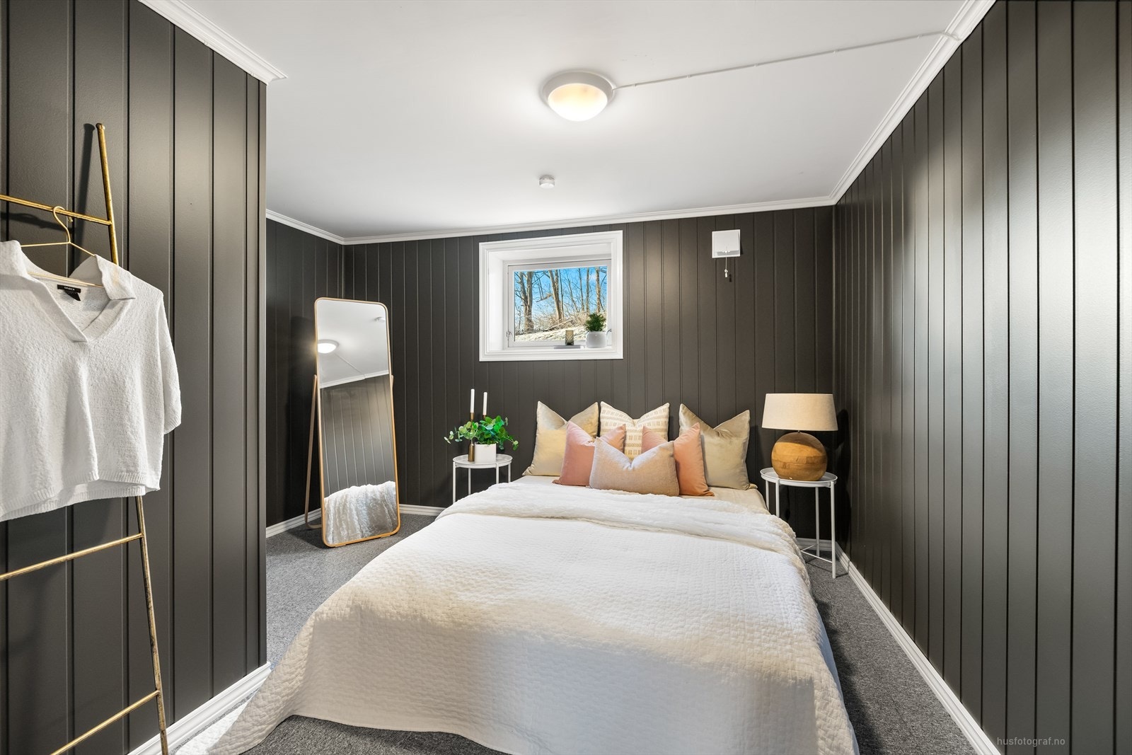 Hovedsoverommet har plass til dobbeltseng, nattbord og garderobeløsning. Galleribilde