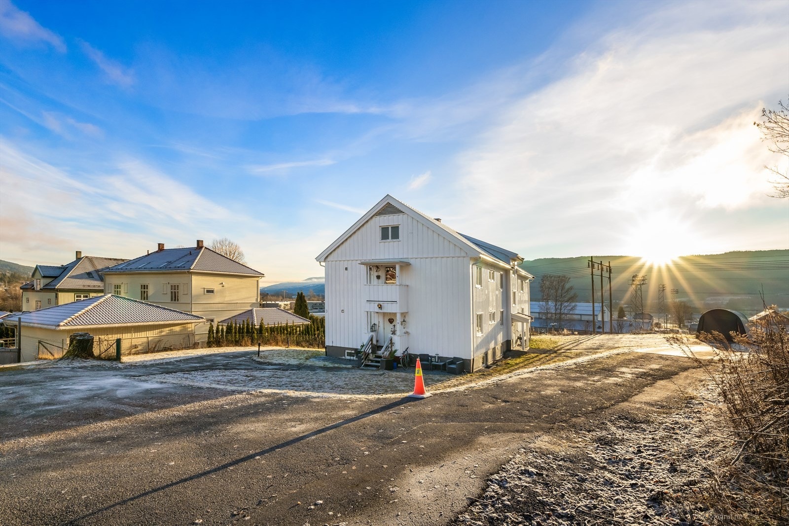 Leiligheten ligger i et veletablert og barnevennlig område, med flere barnehager i nærheten og kort avstand til både barne- og ungdomsskole. Galleribilde