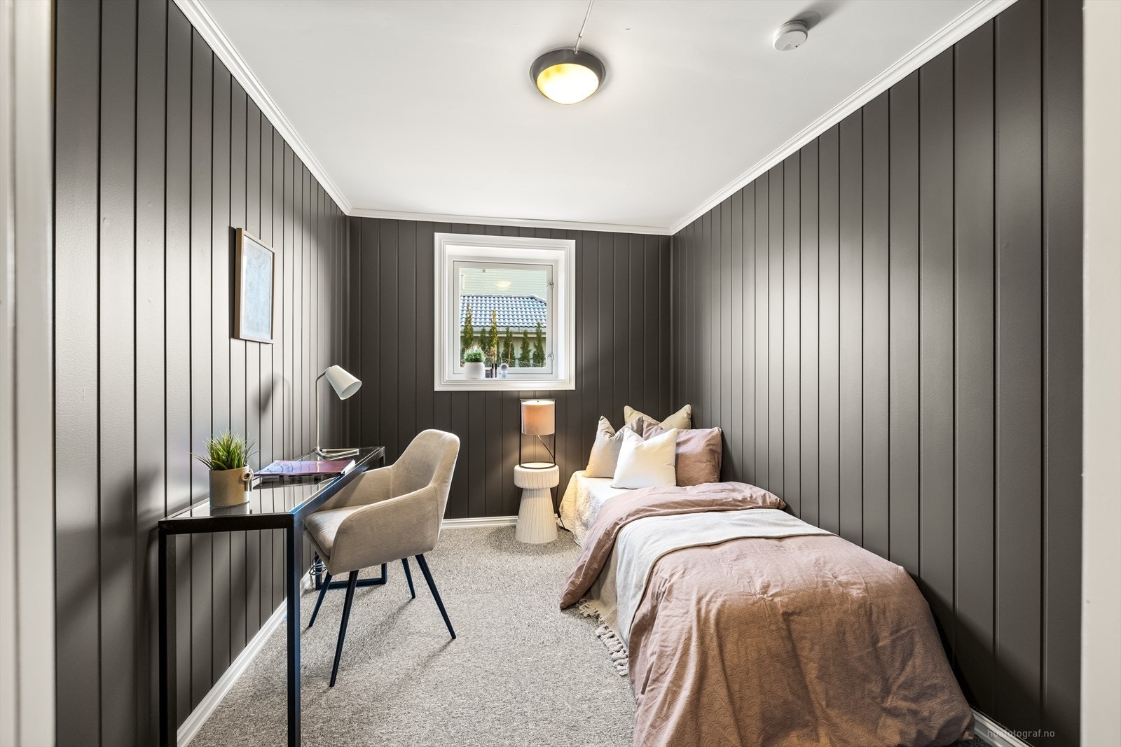 Det andre soverommet passer perfekt som barnerom, gjesterom eller et trivelig hjemmekontor, alt etter behov. Galleribilde