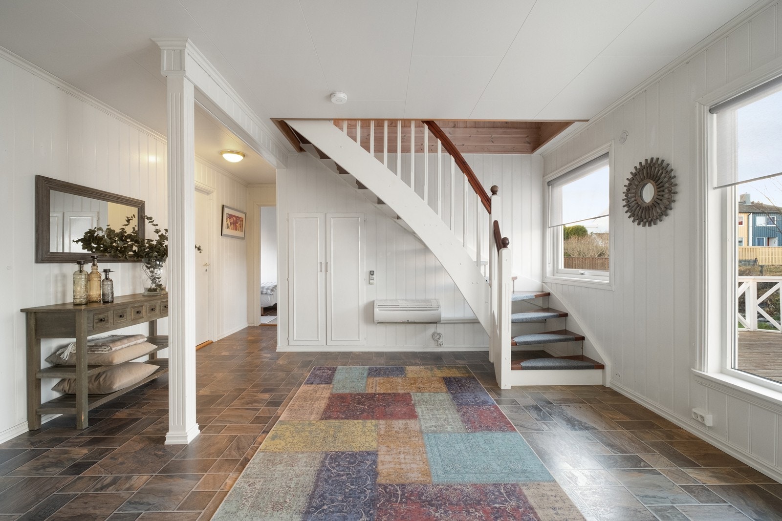 Hallen er åpen og romslig, med trapp til loftsetasjen. Galleribilde