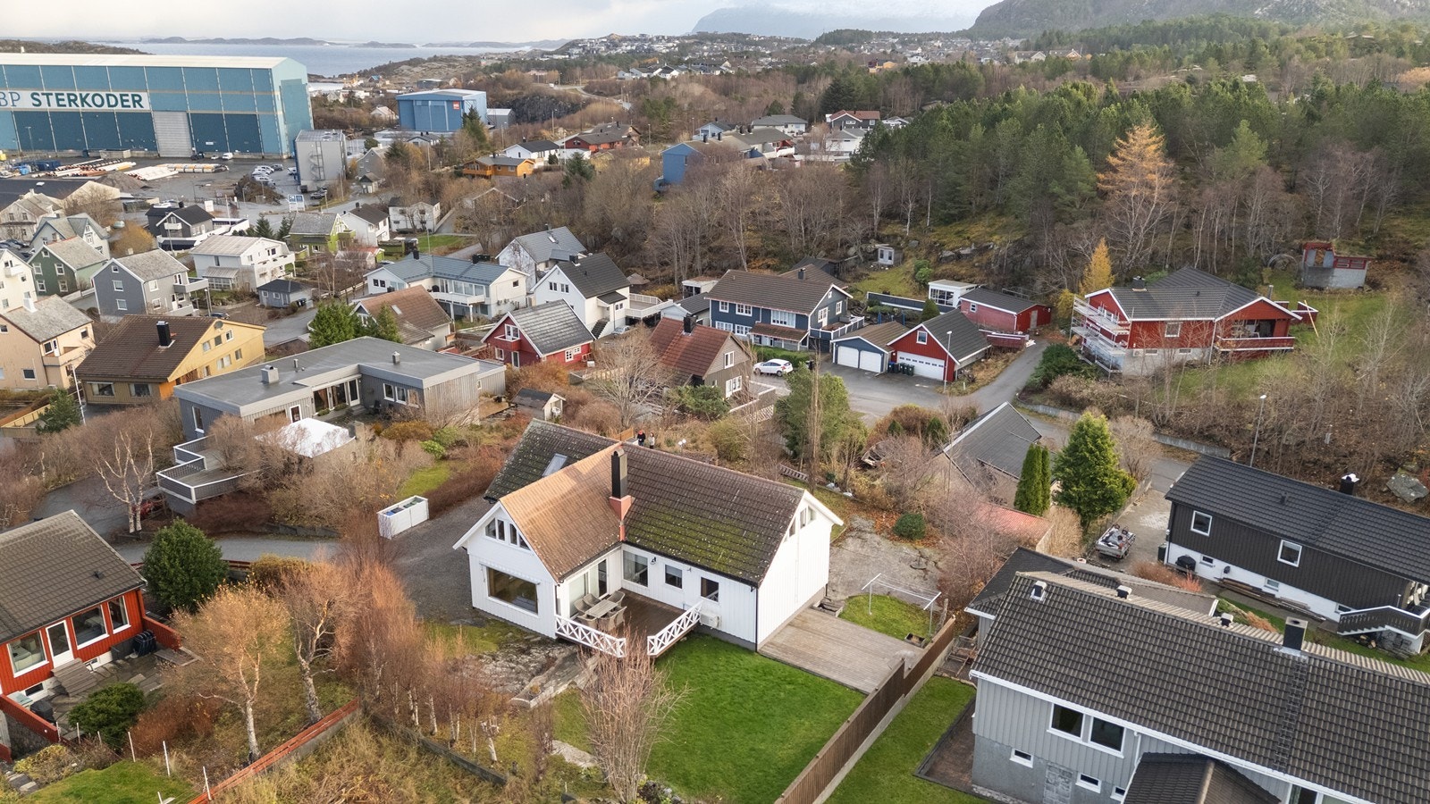Eiendommen ligger i et etablert boligområde med kort avstand til både natur og byfasiliteter. Galleribilde