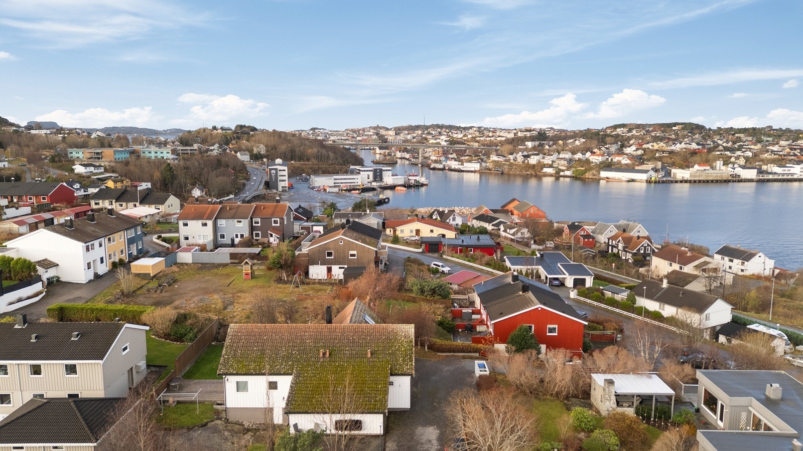Her har man gangavstand til både skoler, butikk og sundbåtkai. Galleribilde