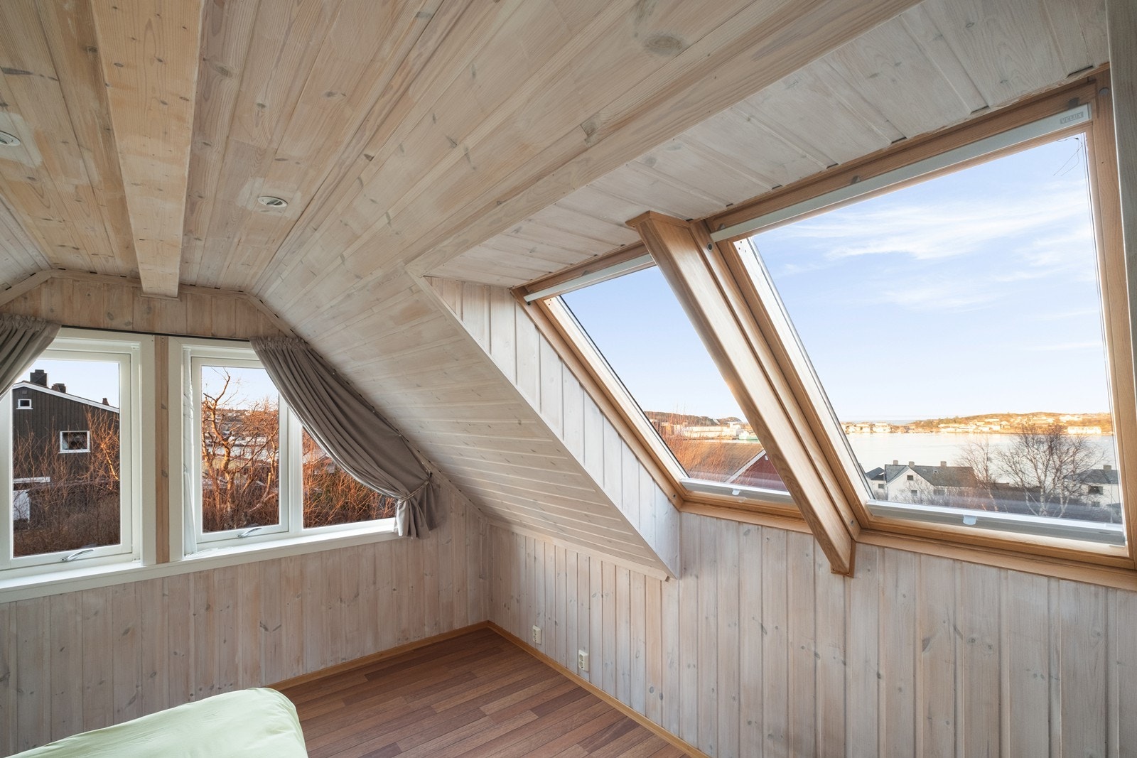 Fra det ene soverommet på loft har man fantastisk utsikt nordover mot Goma, Skorpa og Atlanterhavet! Galleribilde