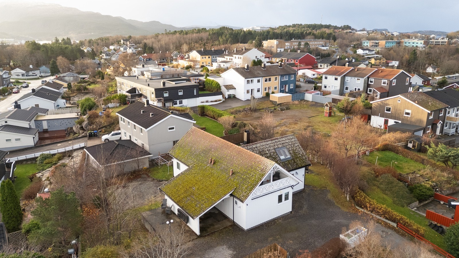 Huset har en romslig tomt. Galleribilde