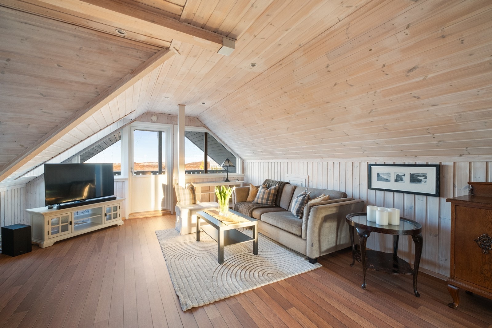 Loftstuen har utgang til nordvendt balkong, hvor man har utsikt mot solnedgangen på sommerstid. Galleribilde