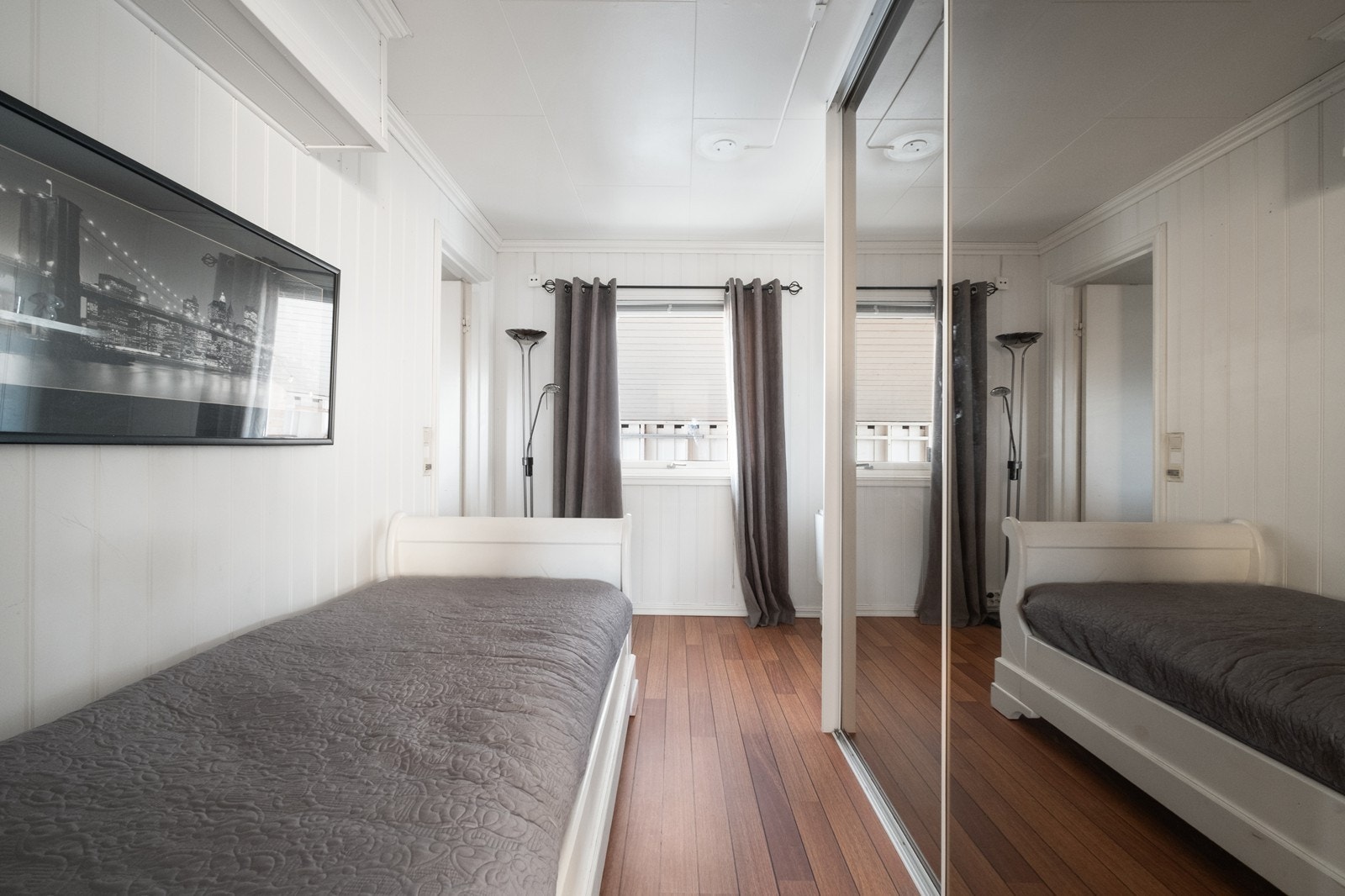 Soverom 3 i hovedetasjen har skyvedørsgarderobe med speil. Galleribilde