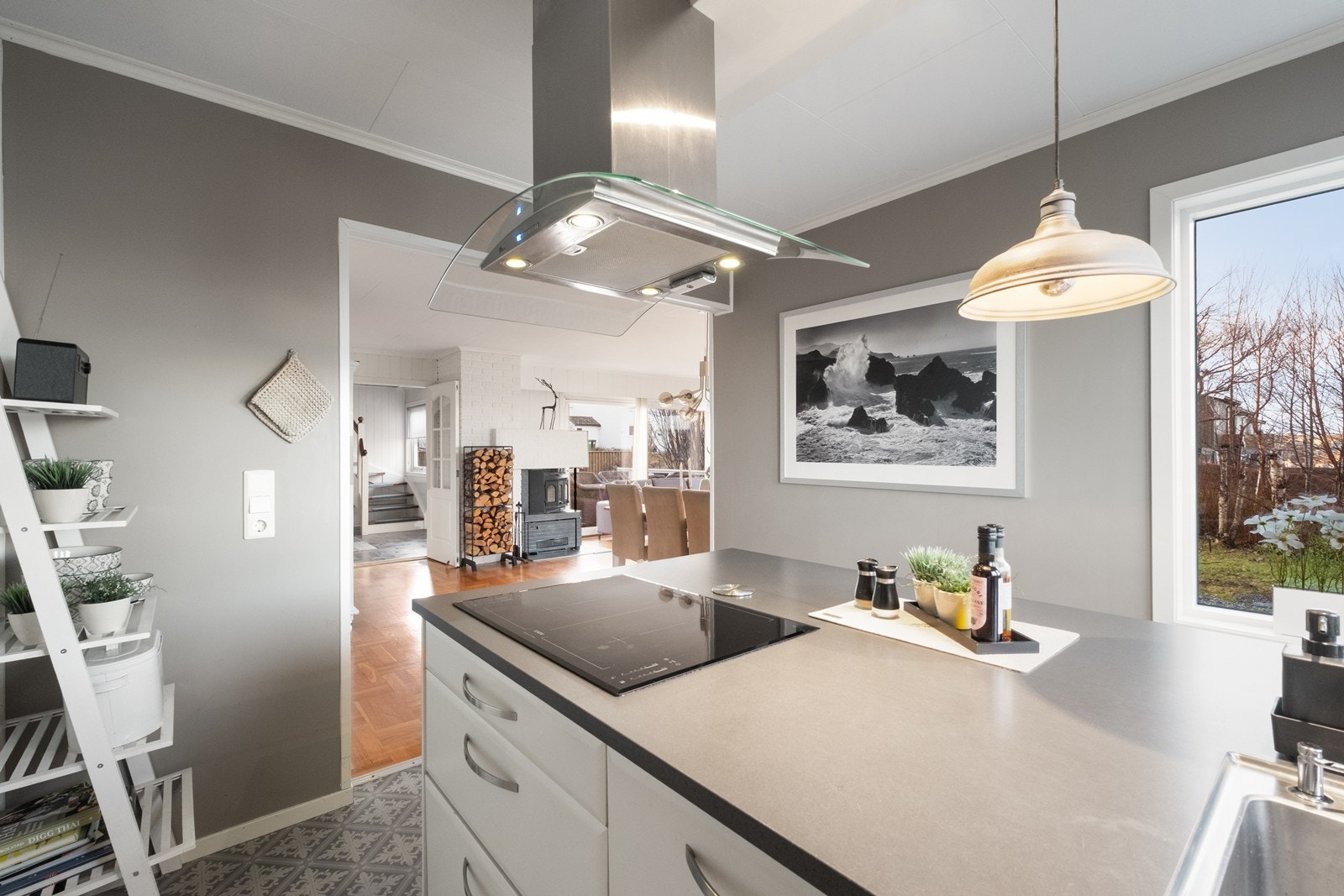 Den åpne løsningen gjør det lett å kokkelere og underholde gjester samtidig. Galleribilde