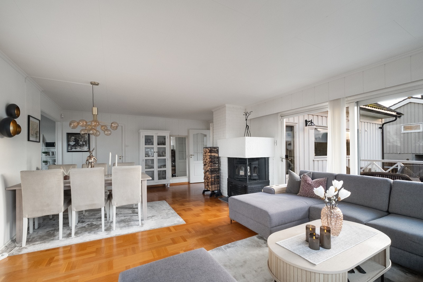 Det er god plass til spisestue mellom stue og kjøkken. Galleribilde