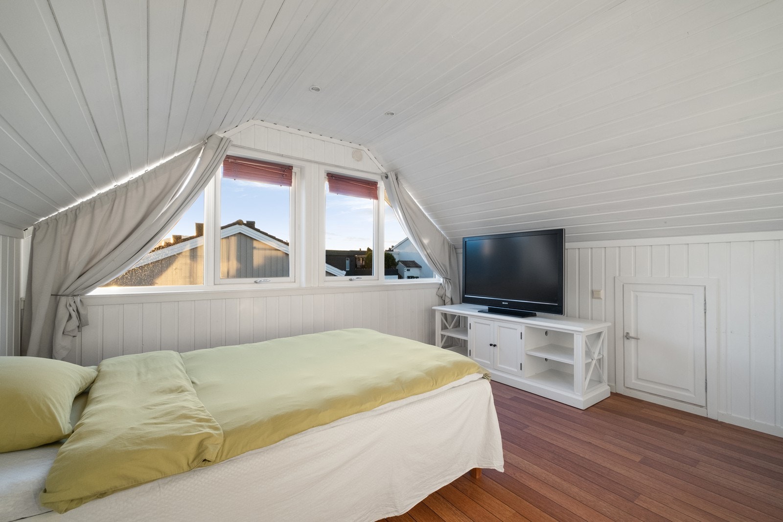 Det andre soverommet på loft har store vinduer mot sør, og direkte tilgang til raftekott. Galleribilde