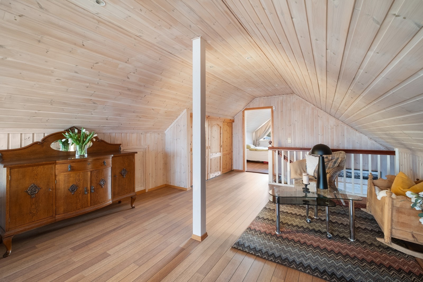 Åpen løsning gir enkel tilgang mellom stue og andre rom i etasjen. Galleribilde