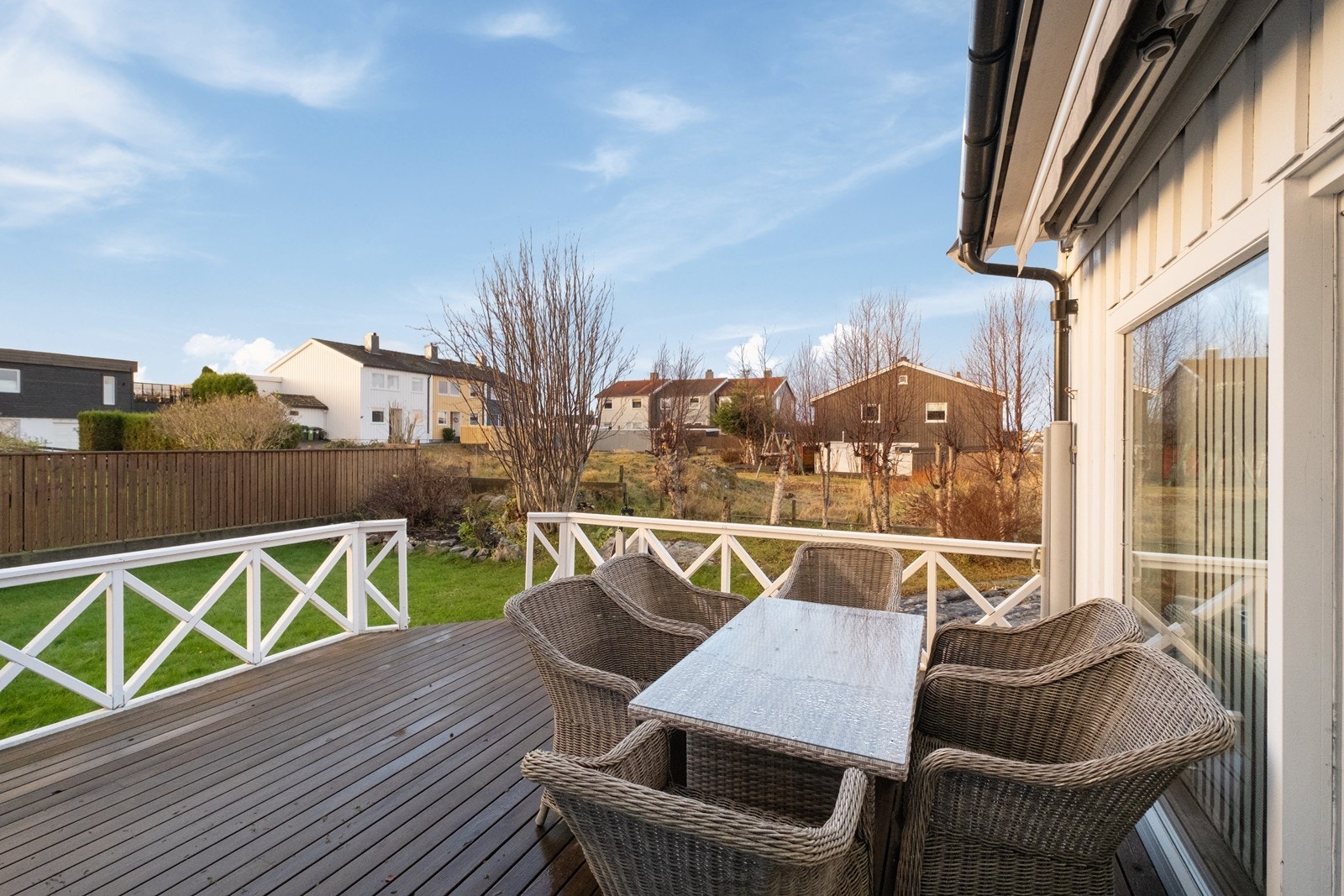 Terrassen har romslig plass til utemøbler og gir utsikt over hagen og nærområdet. Galleribilde
