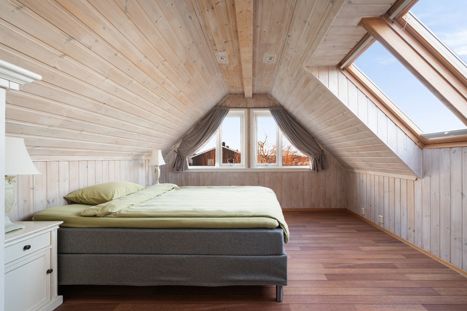 Store takvinduer gir rikelig med naturlig lys til rommet. Galleribilde