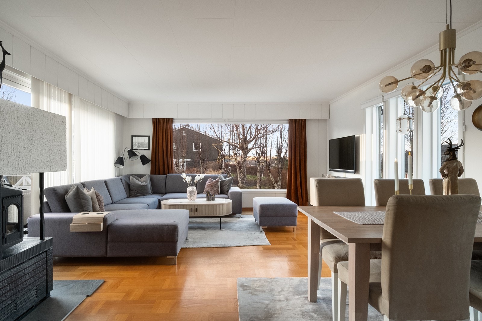 Stor og åpen stue med store vindusflater som slipper inn mye dagslys. Galleribilde