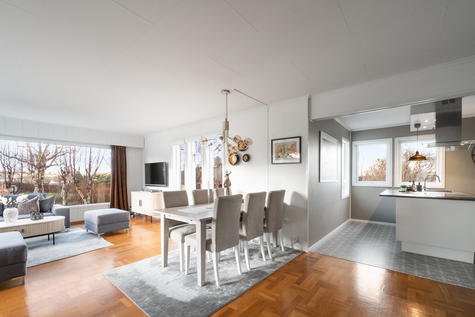 Direkte forbindelse mellom stue og kjøkken gir en naturlig overgang til spiseplassen. Galleribilde