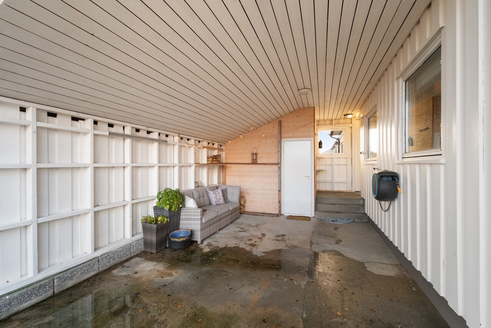 For den som ikke vil parkere bilen i carporten, kan den benyttes som en trivelig, overbygd uteplass. Galleribilde