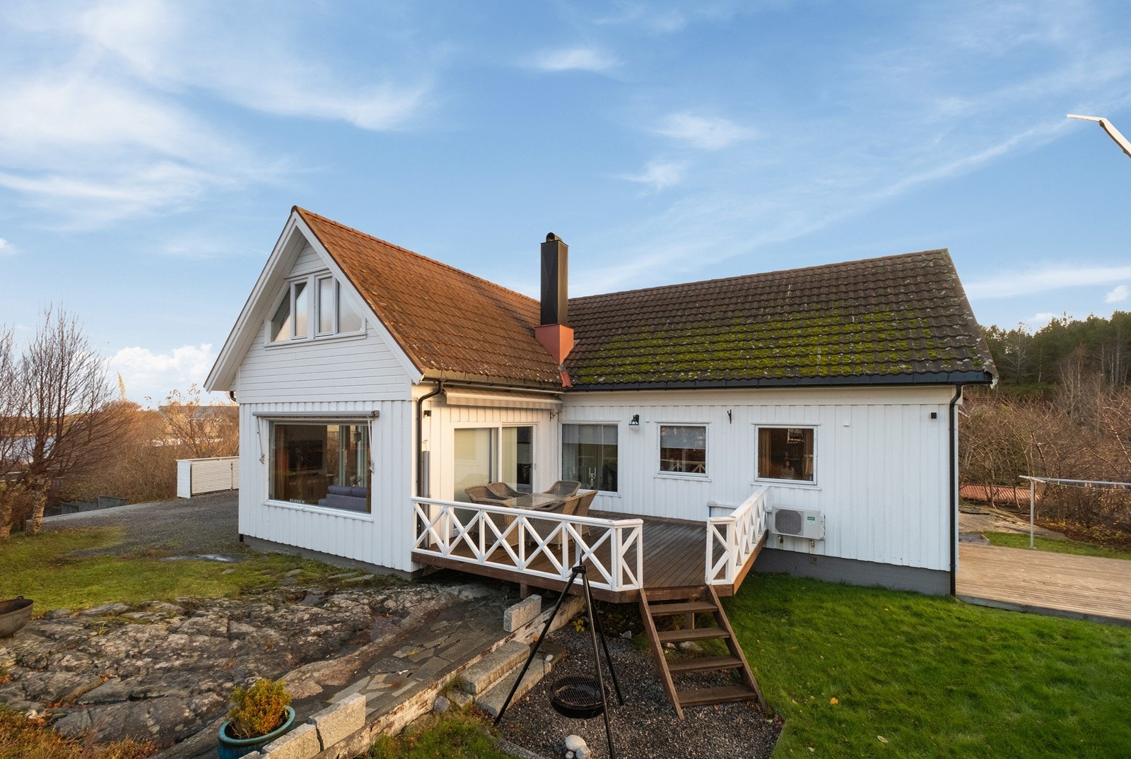 Uteplassen og hagen ligger sørvestvendt, og her kan man nyte sommersolen på varme sommerdager. Galleribilde