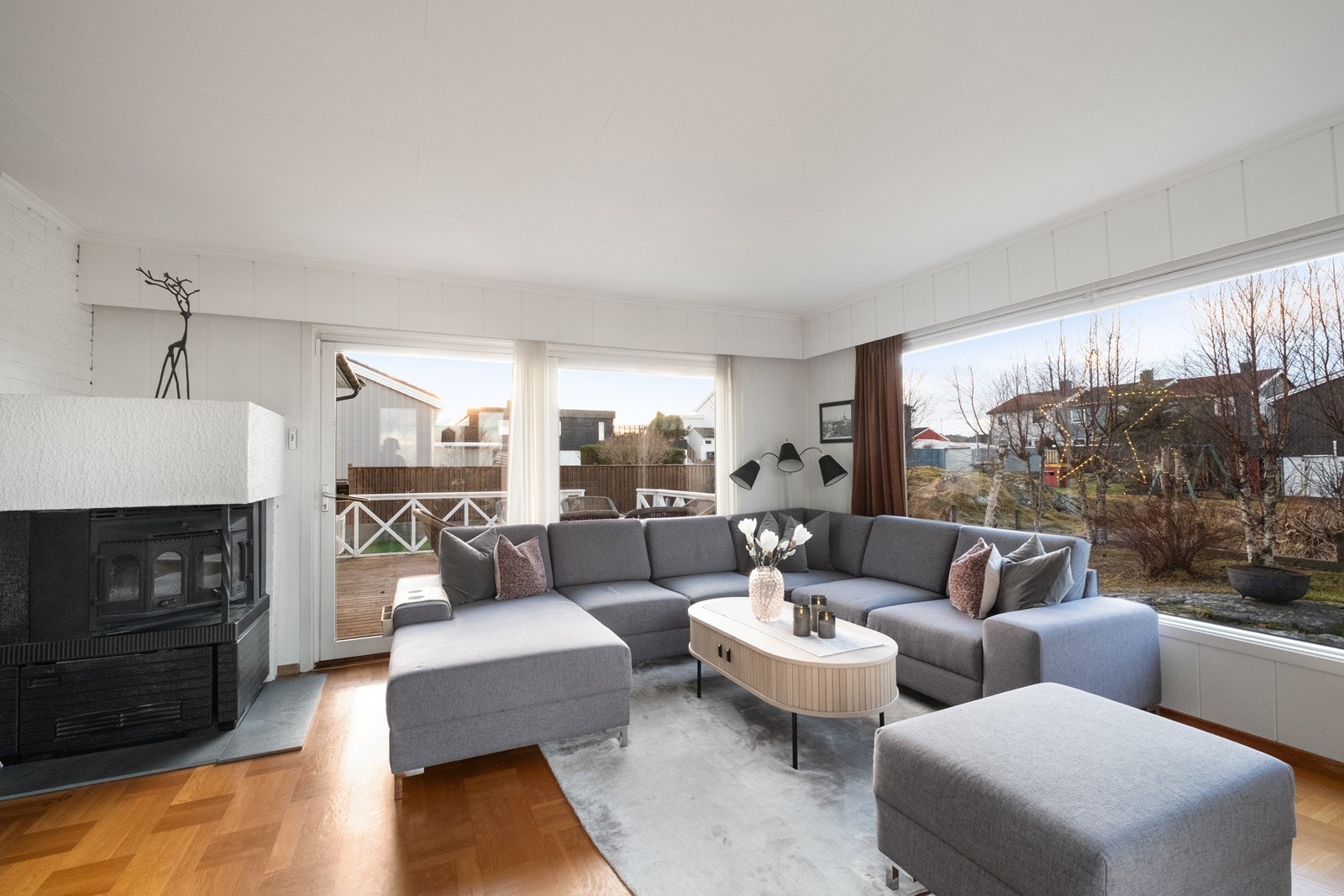 Fra stuen er det direkte utgang til terrassen, og peis er montert for peiskos og kalde vinterkvelder. Galleribilde