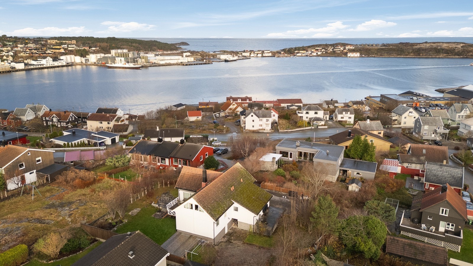 Fra boligen ser man rett mot Goma, Skorpa og storhavet. Galleribilde