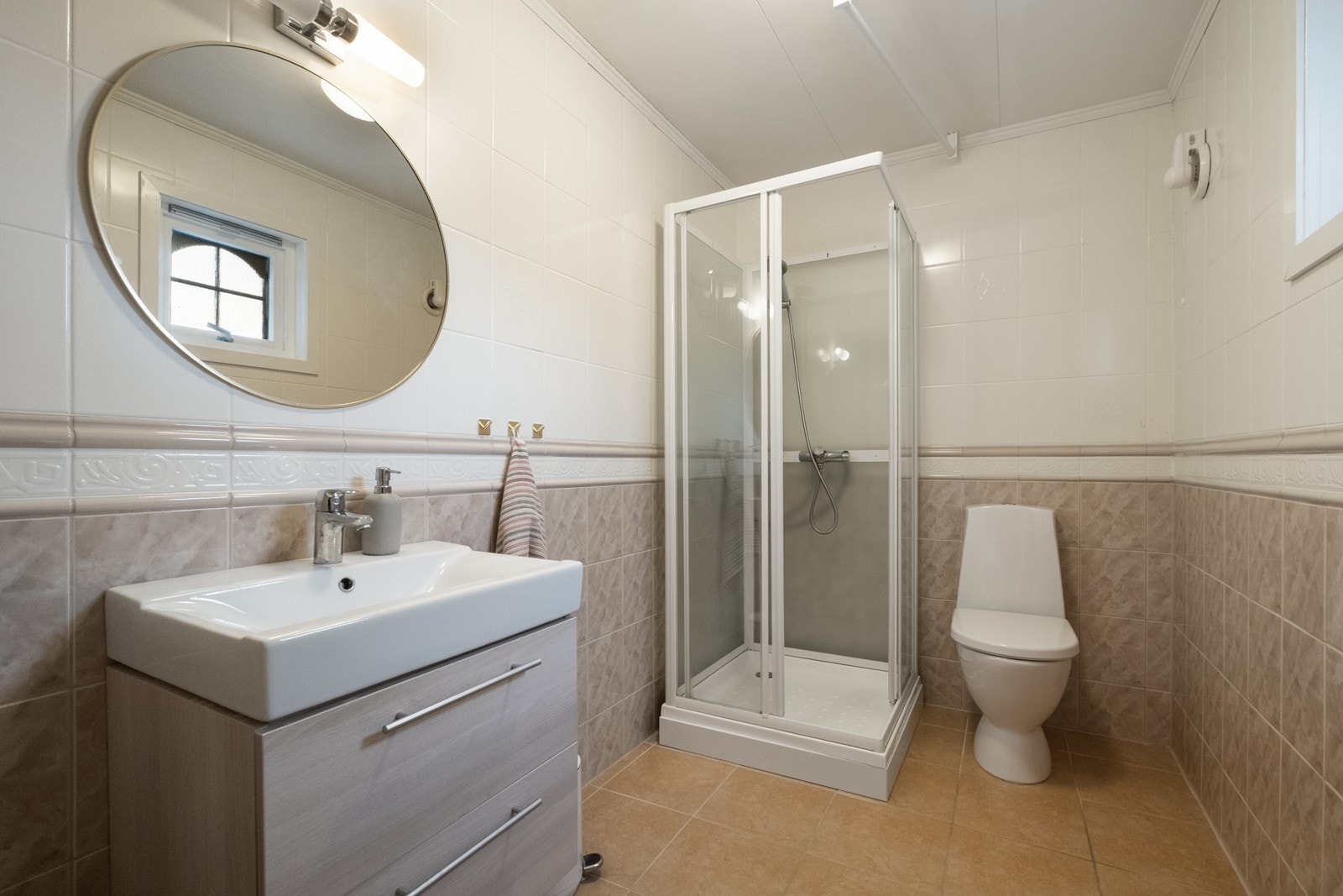 Soverom 3 har også eget on-suite bad, utstyrt med wc, dusjkabinett og servant med underskap. Galleribilde