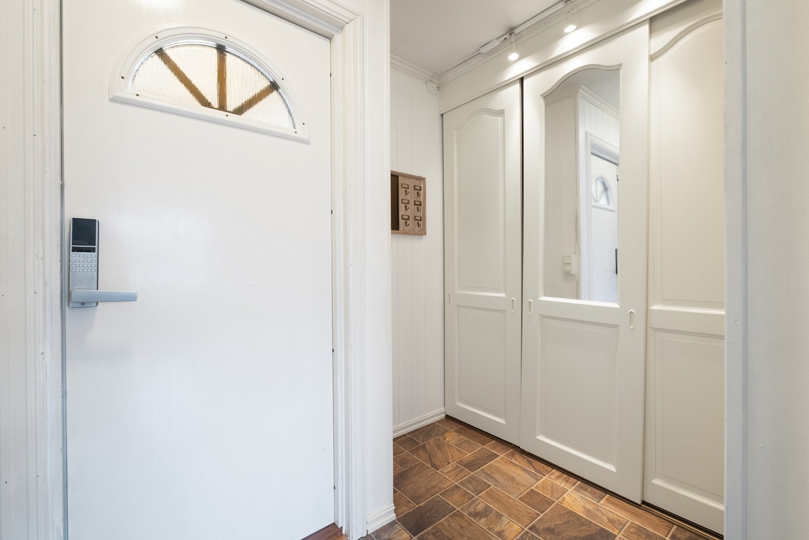 Skyvedørsgarderobe med speil gir praktisk oppbevaring i entréen. Galleribilde