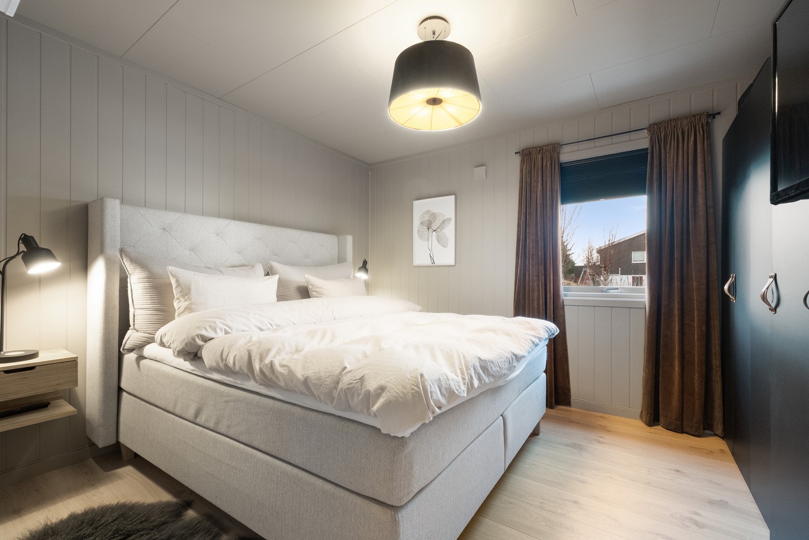 Hovedsoverom i hovedetasjen, med integrerte garderober. Galleribilde