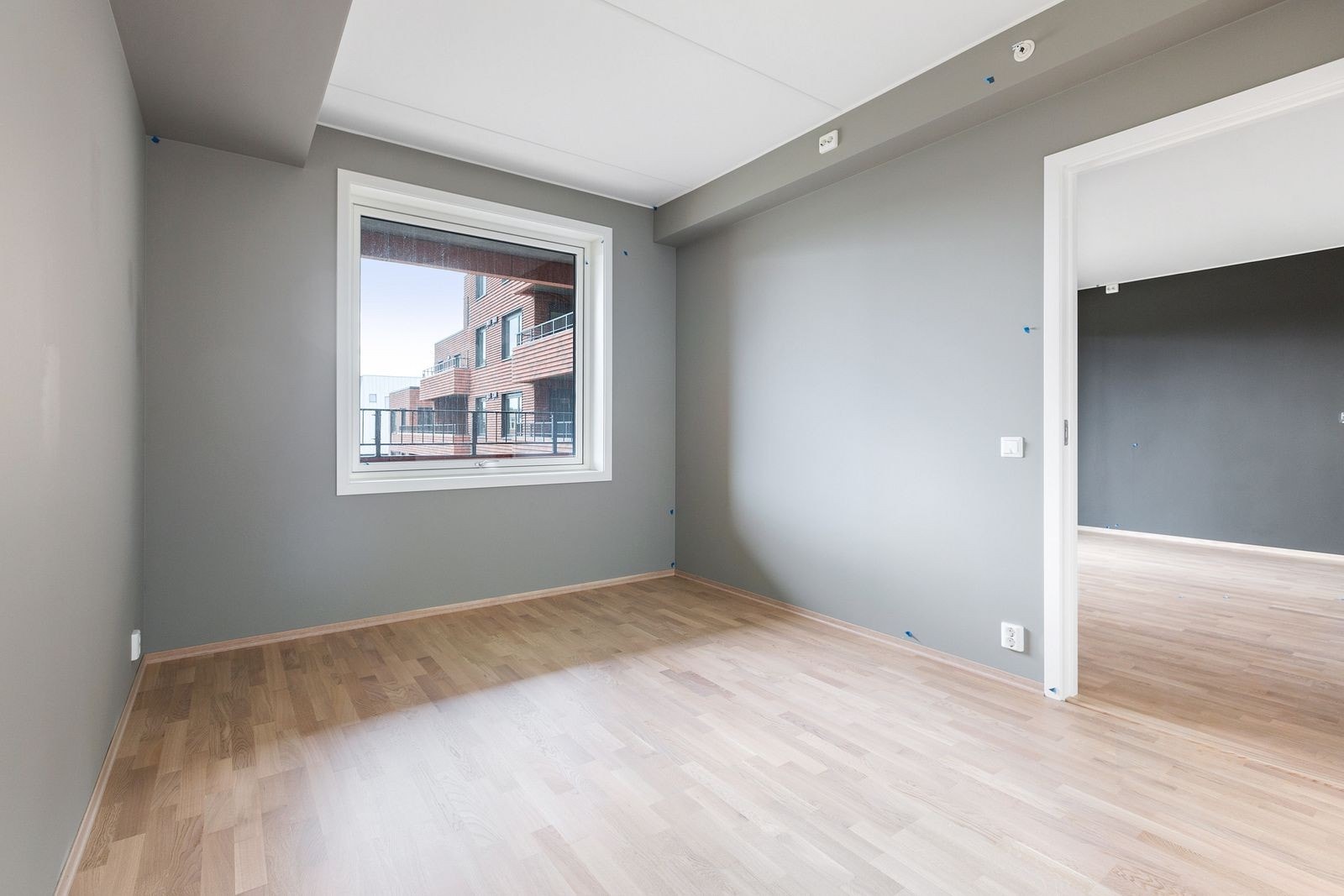 Romslig soverom med skyvedørsgarderobe Galleribilde