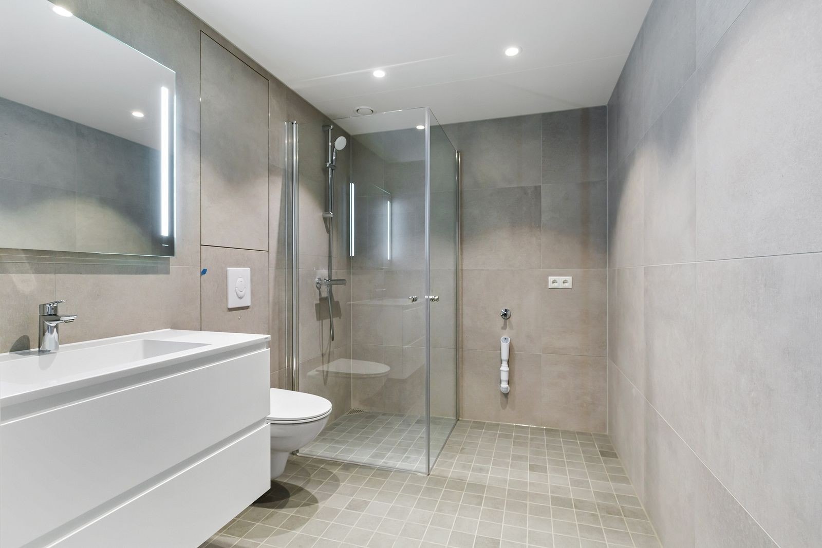 Lekkert flislagt bad Galleribilde