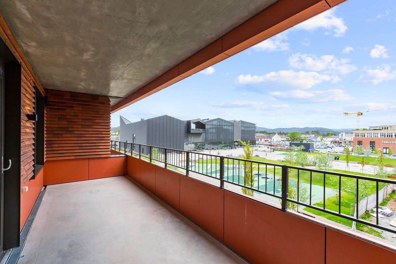 Fra stuen er det utgang til en romslig balkong Galleribilde