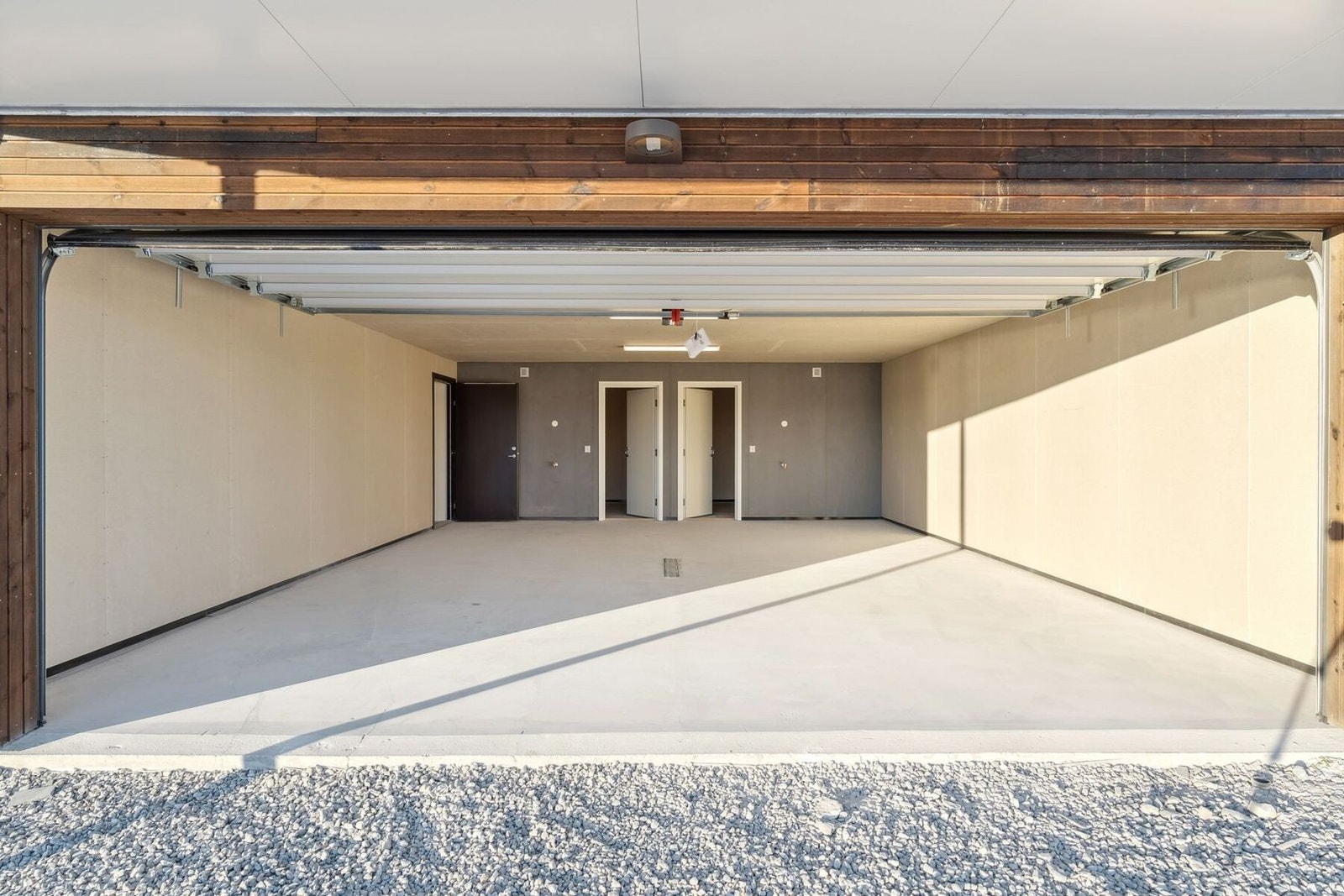 Parkering i garasje med stor bod i bakkant Galleribilde