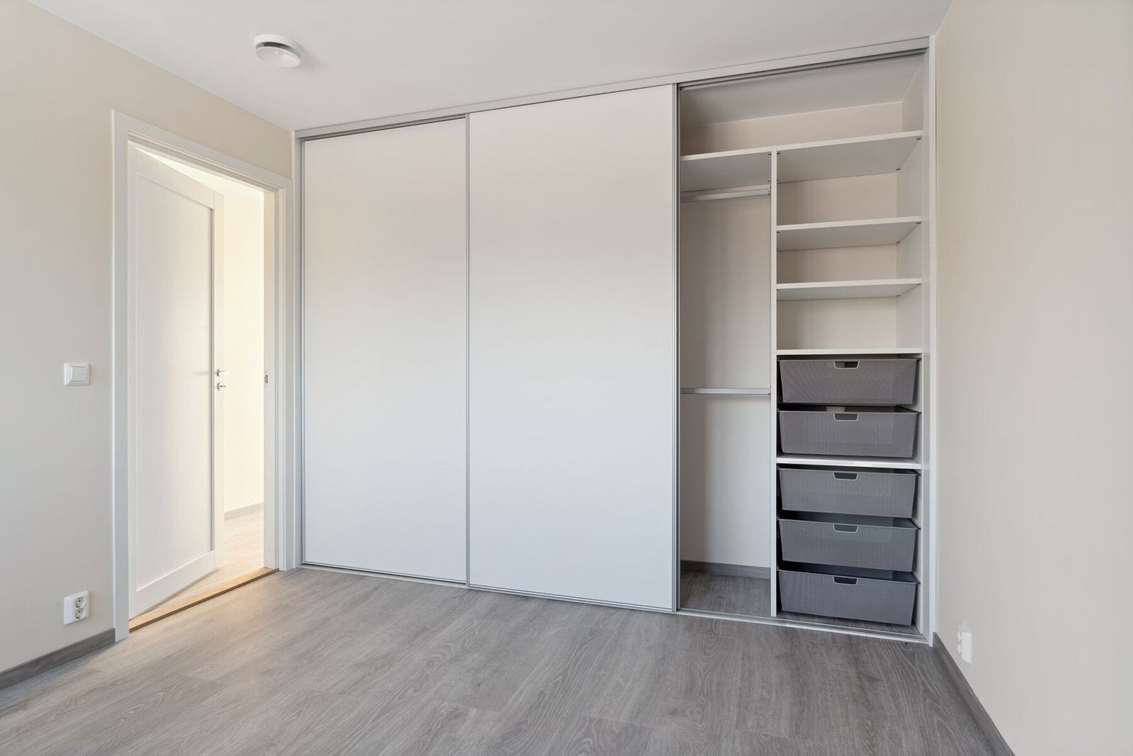 Garderobeløsningen på hovedsoverommet har rikelig med lagringsplass Galleribilde