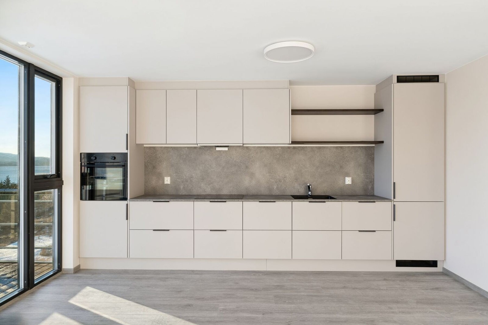 Leiligheten har en åpen stue-/kjøkkenløsning på 29,9 kvm. Galleribilde