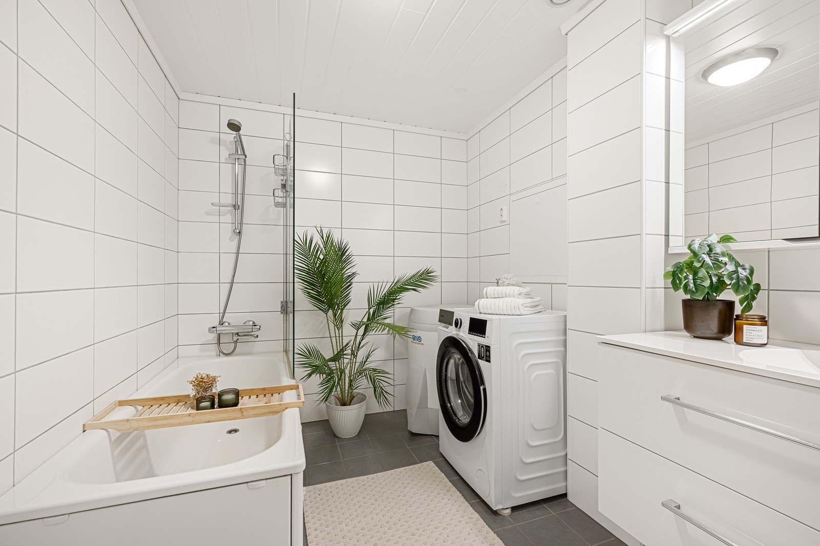 Badet ble oppgradert i 2017 i regi av borettslaget, og har en lys og moderniser look Galleribilde