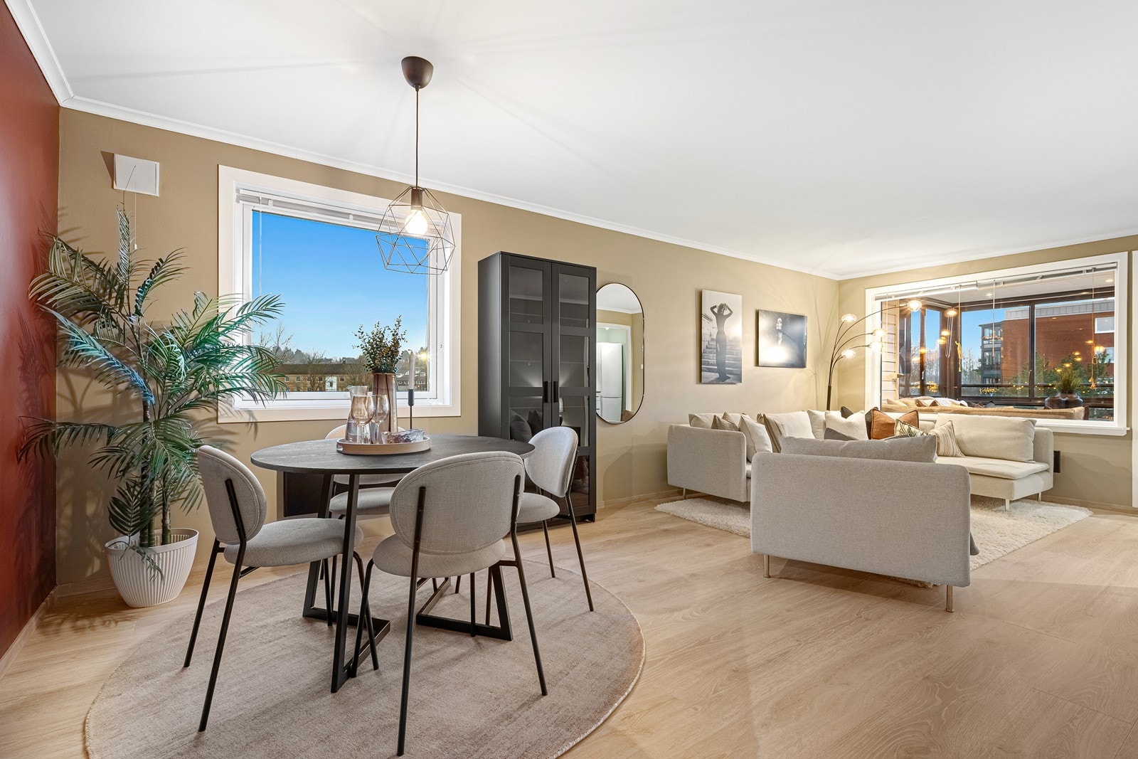 I stuen er det god plass til både stue og spisestuemøblementet Galleribilde