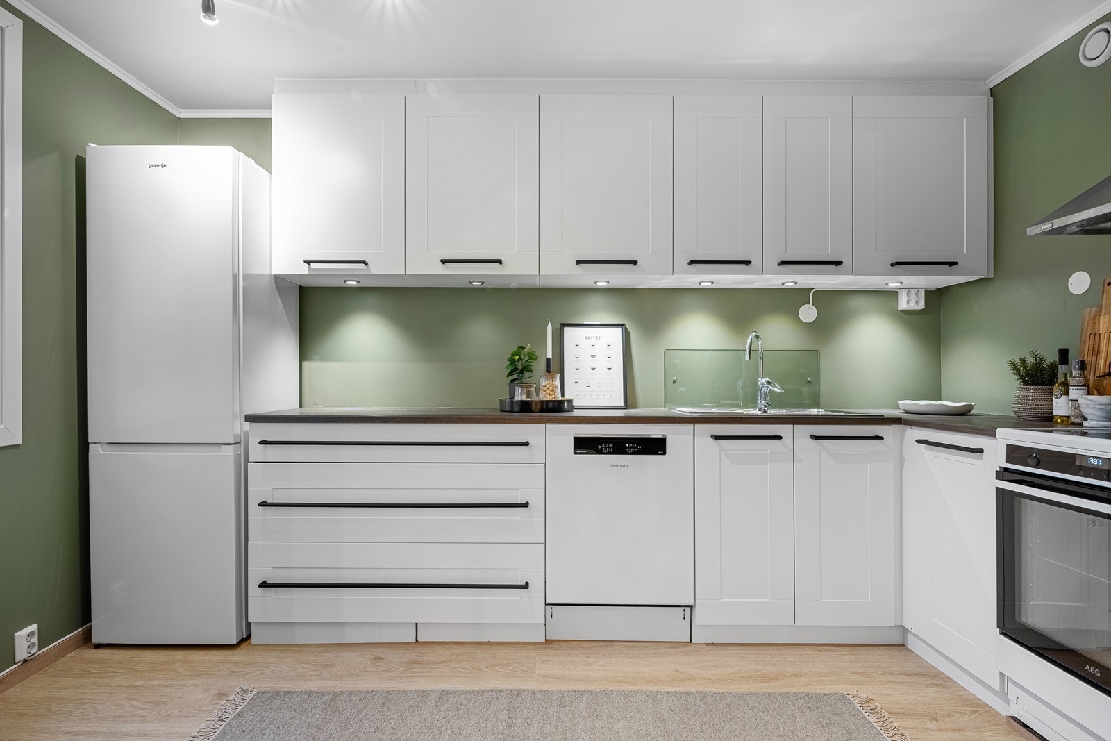 Godt med plass i skap og skuffer og fine arbeidsforhold på kjøkkenbenk Galleribilde