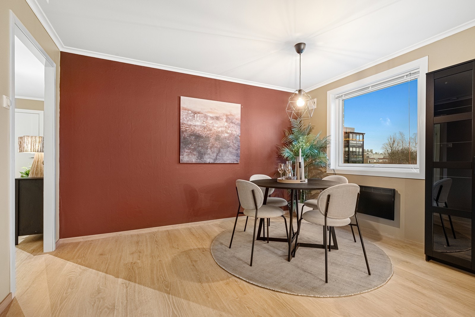 Med vinduer mot både sør og vest som slipper inn rikelig med naturlig lys Galleribilde