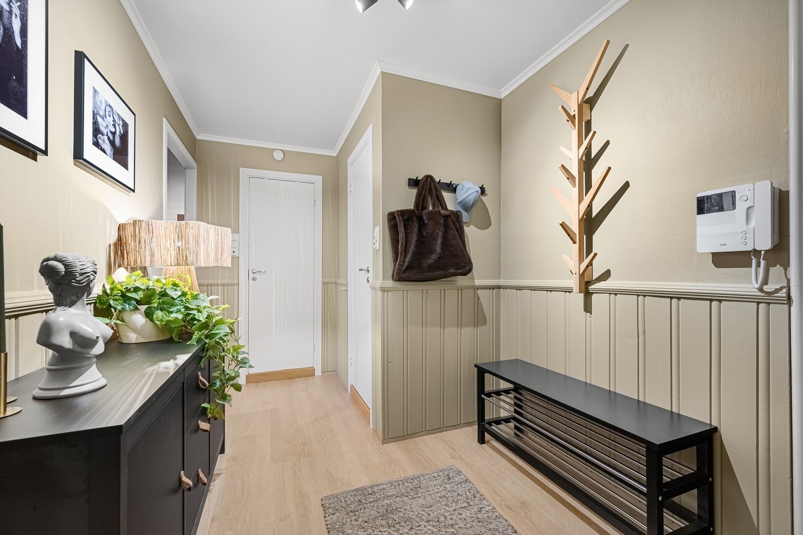 Entré adkomst til bad, toalett, soverom og videre ut i leiligheten Galleribilde