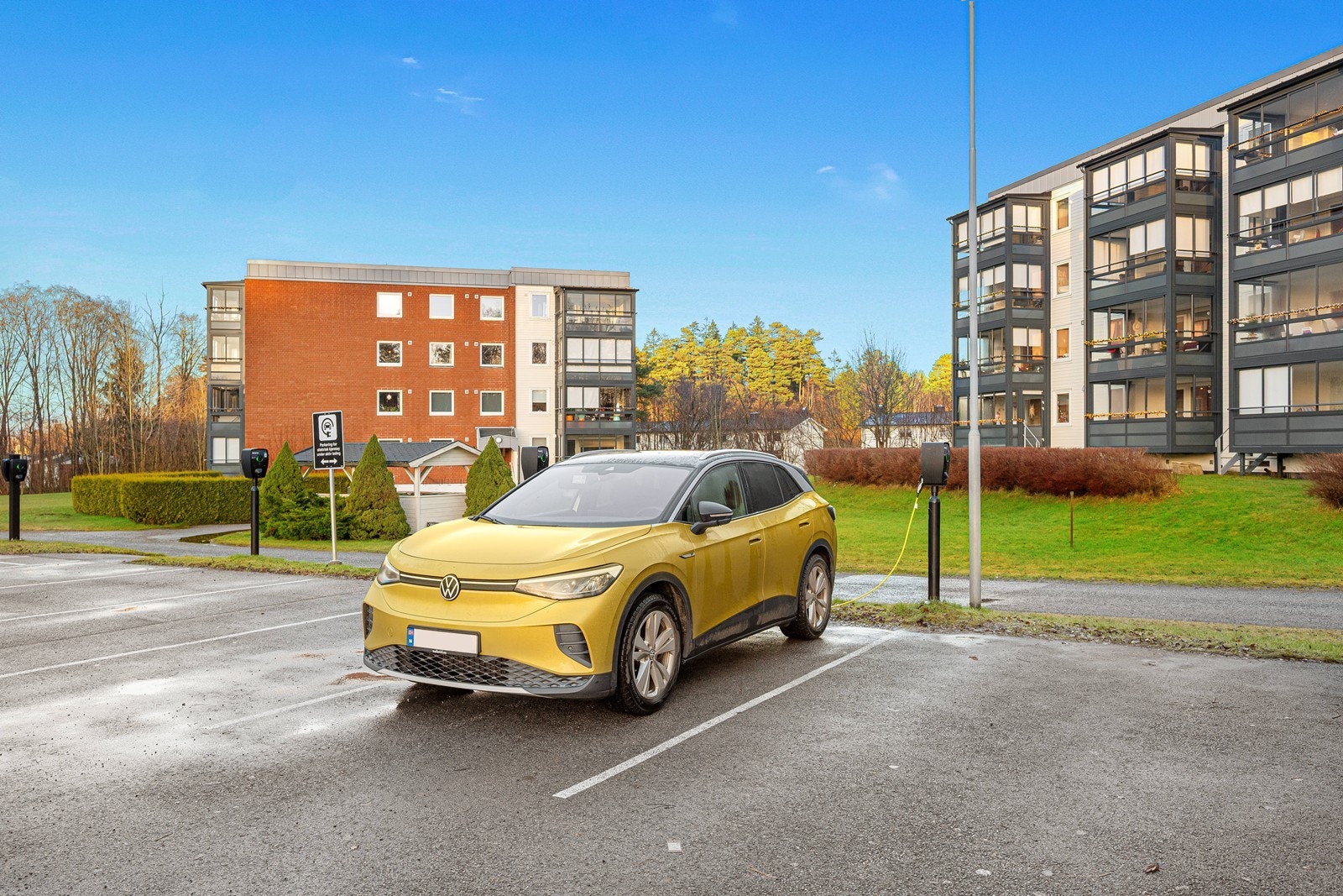 Det er flere EL-billadere på felles parkeringsplass, som kan benyttes av beboere i borettslaget Galleribilde