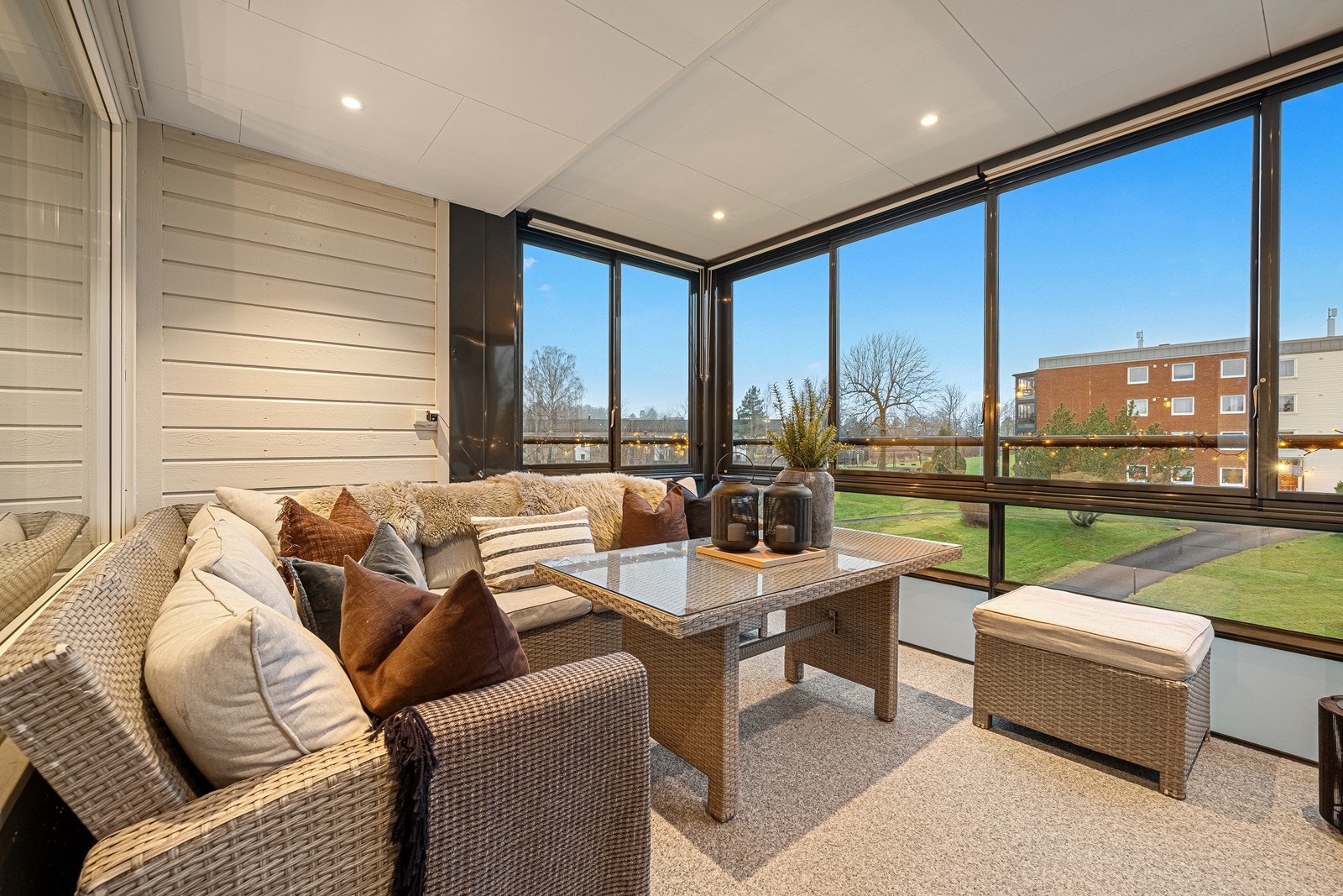 Balkongen er innglasset og vestvendt Galleribilde