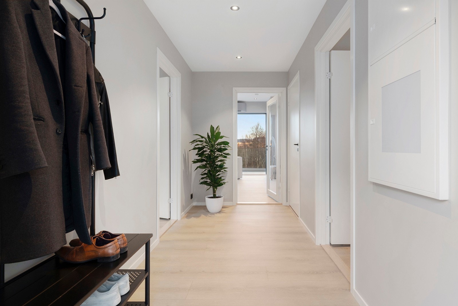 Velkommen inn. En lys atmosfære og en bred gang ønsker deg velkommen. Galleribilde