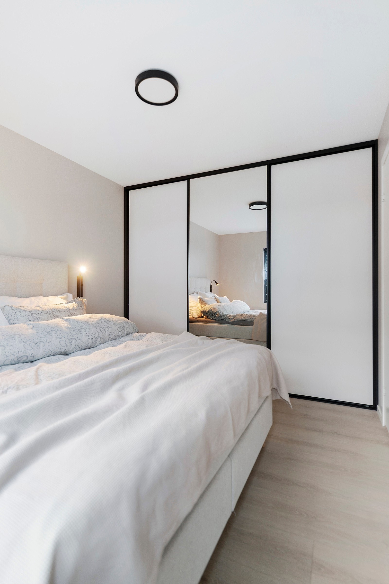 Gjennomført garderobeløsning fra LEBA med skyvedører. Galleribilde