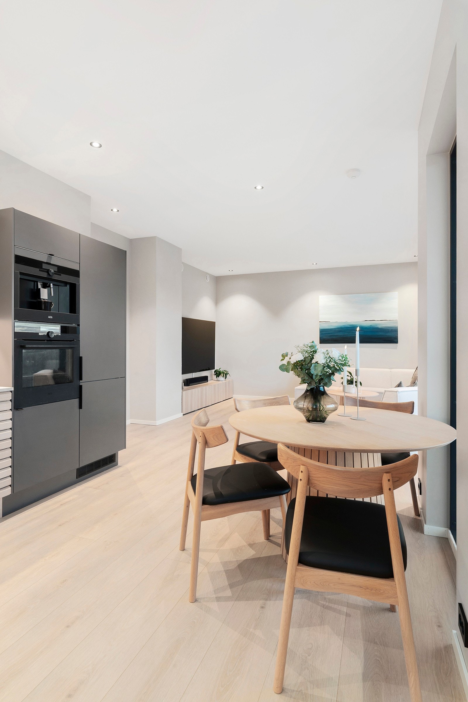 Det er samtidig plass til en trivelig spisestue mellom stuen og kjøkkenet. Galleribilde