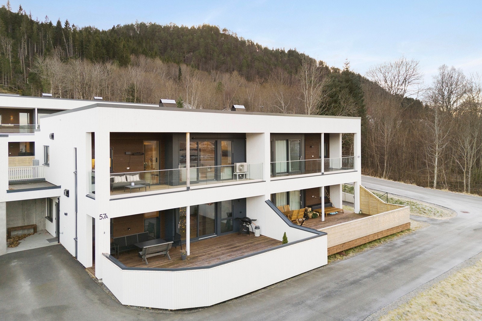 Her parkerer du bilen enkelt i egen garasje før du tar med deg handleposene inn i leiligheten. Snertent og lettvint. Galleribilde