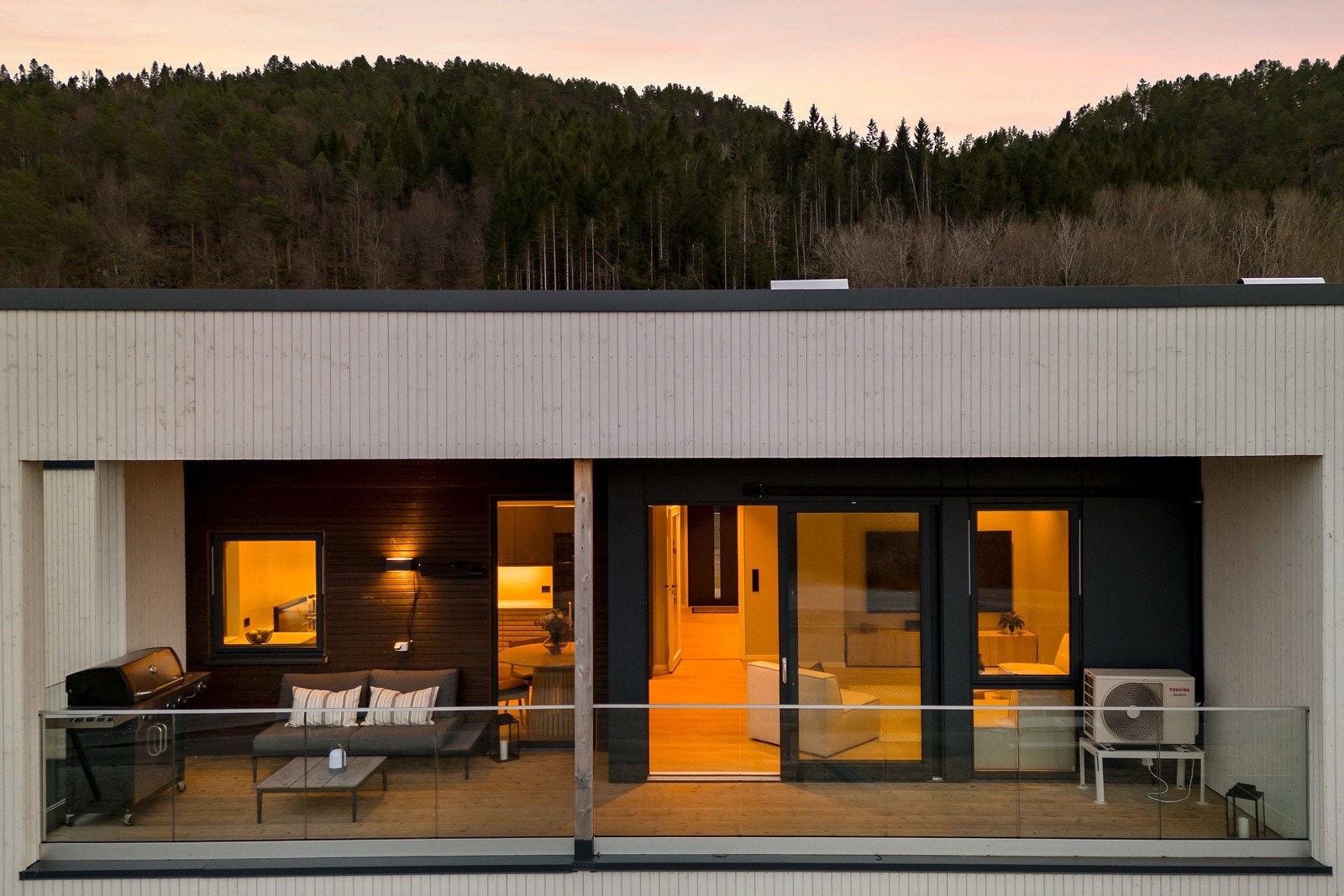 En overbygd veranda sørger for koselig atmosfære året rundt, med enkel tilkomst fra stuen. Galleribilde