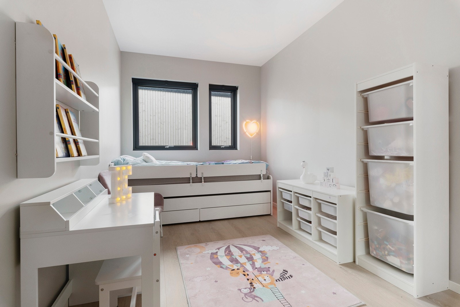 Soverom nummer to fungerer utmerket som barnerom. God størrelse til lek, moro og god søvn. Galleribilde